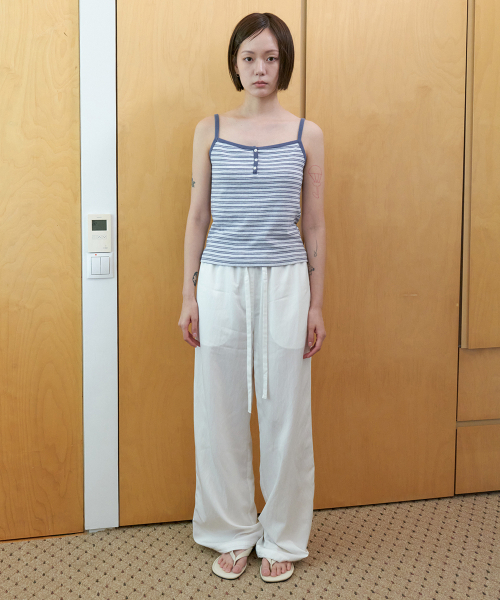 STEP AROUND(ステップアラウンド)の「Airy nylon wide pants_WHITE(その他パンツ・レディース・その他・SMALL/MEDIUM)」の4枚目の写真