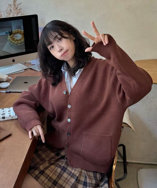 LETTERCOMO(レテルコモ)の「エッセンシャルVネックカーディガンニットブラウン(ニット/セーター・レディース・その他・MEDIUM/LARGE)」の4枚目の写真