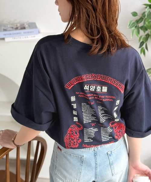 Java(ジャバ)の「《JaVa ジャバコラボ》大人の魅力を引き立てる、綿100%個性派TEE!韓国刺繍レシピオーバーサイズロゴTシャツ(Tシャツ/カットソー・レディース・ネイビー/アイボリー/チャコール/ブラウン/オレンジ・X-LARGE/SMALL/MEDIUM/LARGE)」の4枚目の写真