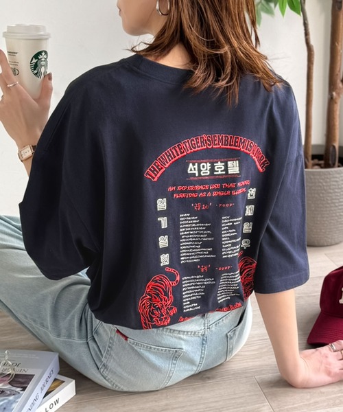 Java(ジャバ)の「《JaVa ジャバコラボ》大人の魅力を引き立てる、綿100%個性派TEE!韓国刺繍レシピオーバーサイズロゴTシャツ(Tシャツ/カットソー・レディース・ネイビー/アイボリー/チャコール/ブラウン/オレンジ・X-LARGE/SMALL/MEDIUM/LARGE)」の17枚目の写真