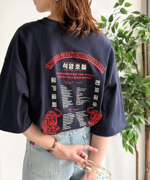 Java(ジャバ)の「《JaVa ジャバコラボ》大人の魅力を引き立てる、綿100%個性派TEE!韓国刺繍レシピオーバーサイズロゴTシャツ(Tシャツ/カットソー・レディース・ネイビー/アイボリー/チャコール/ブラウン/オレンジ・X-LARGE/SMALL/MEDIUM/LARGE)」の6枚目の写真