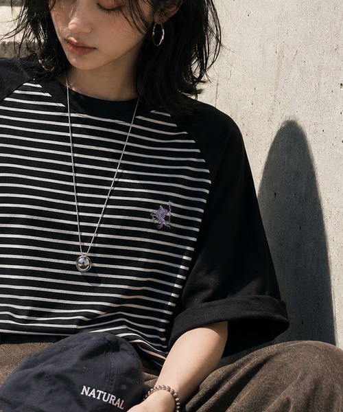 Java(ジャバ)の「《JaVaジャバコラボ》お洒落迷子の救世主。綿100%胸刺繍ラグラン配色ボーダーTシャツ(Tシャツ/カットソー・レディース・ブラウン/ブラック/チャコール・X-LARGE/SMALL/MEDIUM/LARGE)」の1枚目の写真