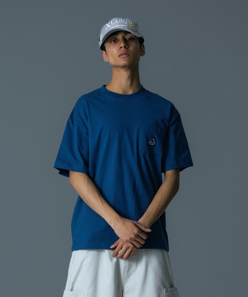 XLARGE(エクストララージ)の「SLANTED OG S/S POCKET TEE(Tシャツ/カットソー・メンズ・ブルー/ピンク/ブラック/ホワイト・XS/S/M/L/XL/XXL)」の4枚目の写真