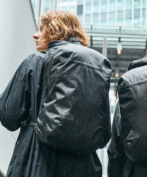 KELTY（ケルティ）の「GO OUT / MonoMax掲載モデル【KELTY】WATER PROOF BACKPACK 28 ウォータープルーフ バックパック 28L（バックパック/リュック・メンズ・ブラック・ONE SIZE）」の2枚目の写真