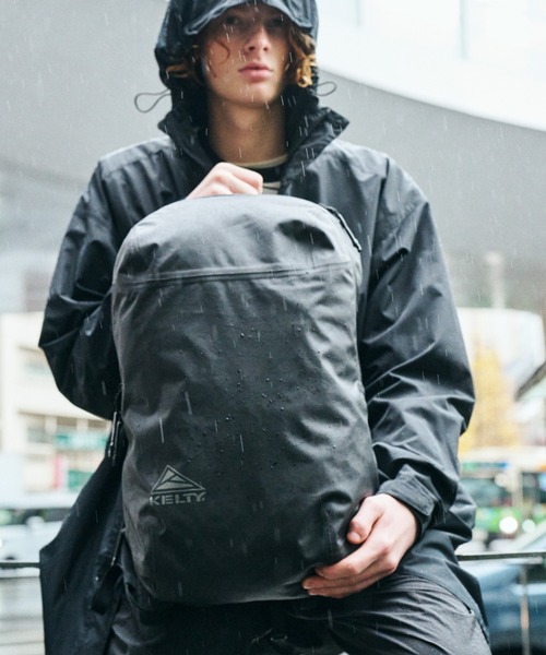KELTY（ケルティ）の「GO OUT / MonoMax掲載モデル【KELTY】WATER PROOF BACKPACK 28 ウォータープルーフ バックパック 28L（バックパック/リュック・メンズ・ブラック・ONE SIZE）」の4枚目の写真