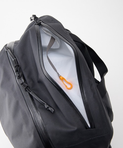 KELTY（ケルティ）の「GO OUT / MonoMax掲載モデル【KELTY】WATER PROOF BACKPACK 28 ウォータープルーフ バックパック 28L（バックパック/リュック・メンズ・ブラック・ONE SIZE）」の7枚目の写真