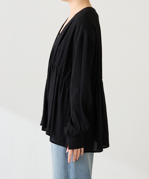 COLLAGE GALLARDAGALANTE（コラージュガリャルダガランテ）の「ギャザー切替シャツカーディガン/WEB限定カラー展開（シャツ/ブラウス・レディース・チャコールグレー/オフホワイト/ブラック/アイボリー/ブルー/グリーン・FREE）」の11枚目の写真