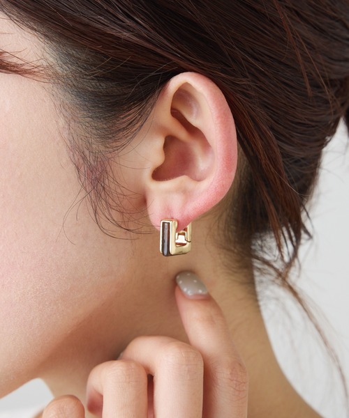 COLLAGE GALLARDAGALANTE（コラージュガリャルダガランテ）の「PAPILLONNER/スクエアピアス（ピアス（両耳用）・レディース・ゴールド・FREE）」の2枚目の写真