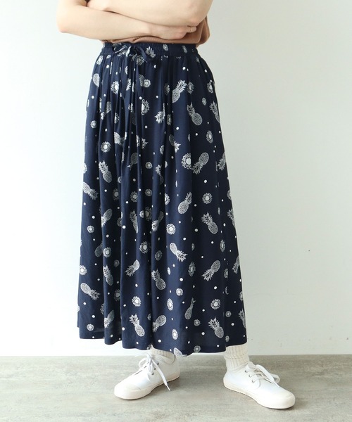 PAR ICI（パーリッシィ）の「パイナップルひまわりプリント ギャザースカート(セットアップ対応)（スカート・レディース・ネイビー・FREE）」の2枚目の写真