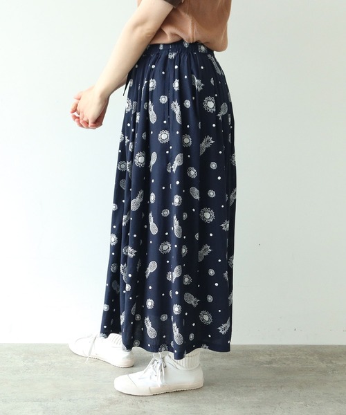 PAR ICI（パーリッシィ）の「パイナップルひまわりプリント ギャザースカート(セットアップ対応)（スカート・レディース・ネイビー・FREE）」の3枚目の写真