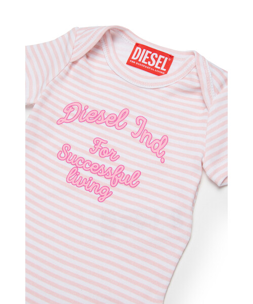 DIESEL(ディーゼル)の「ベビー ロンパース USPEL-NB UW BODY(ロンパース・キッズ・ライトブルー/ライトピンク・6M/9M)」の3枚目の写真