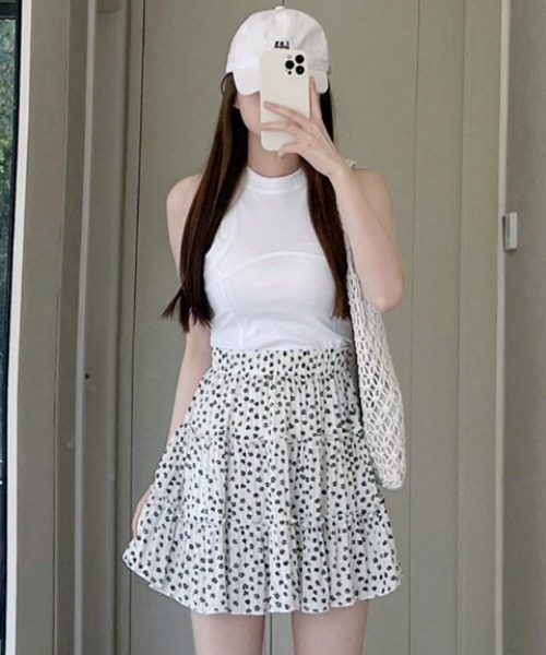Ritzy(リッツィー)の「小花柄ティアード・ミニスカート(スカート・レディース・ブラック/ホワイト・LARGE/MEDIUM)」の1枚目の写真