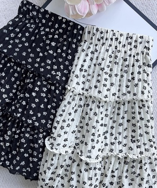 Ritzy(リッツィー)の「小花柄ティアード・ミニスカート(スカート・レディース・ブラック/ホワイト・LARGE/MEDIUM)」の7枚目の写真
