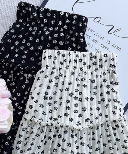 Ritzy(リッツィー)の「小花柄ティアード・ミニスカート(スカート・レディース・ブラック/ホワイト・LARGE/MEDIUM)」の8枚目の写真