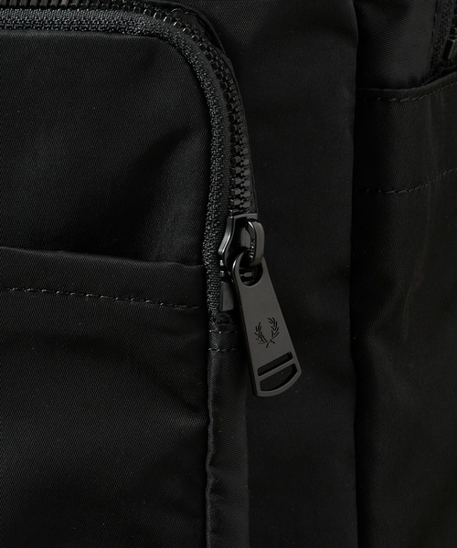 FRED PERRY（フレッドペリー）の「【FRED PERRY】CRINKLE NYLON BACKPACK L3339/クリンクルナイロン バックパック（バックパック/リュック・メンズ・カーキ/ブラック・FREE）」の19枚目の写真