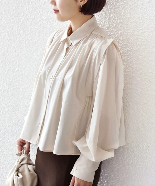 SHIPS（シップス）の「堀田茜×SHIPS:〈接触冷感/撥水/洗濯機可能〉TEXBRID(R) ギャザー ブラウス（シャツ/ブラウス・レディース・ブラック/ベージュ系/オフホワイト・ONE SIZE）」の14枚目の写真
