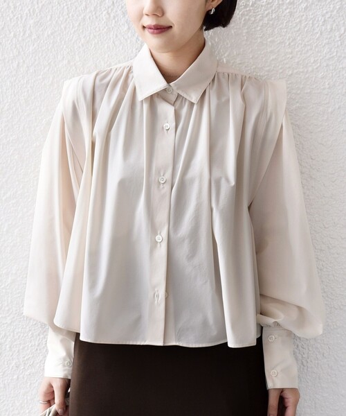 SHIPS（シップス）の「堀田茜×SHIPS:〈接触冷感/撥水/洗濯機可能〉TEXBRID(R) ギャザー ブラウス（シャツ/ブラウス・レディース・ブラック/ベージュ系/オフホワイト・ONE SIZE）」の15枚目の写真
