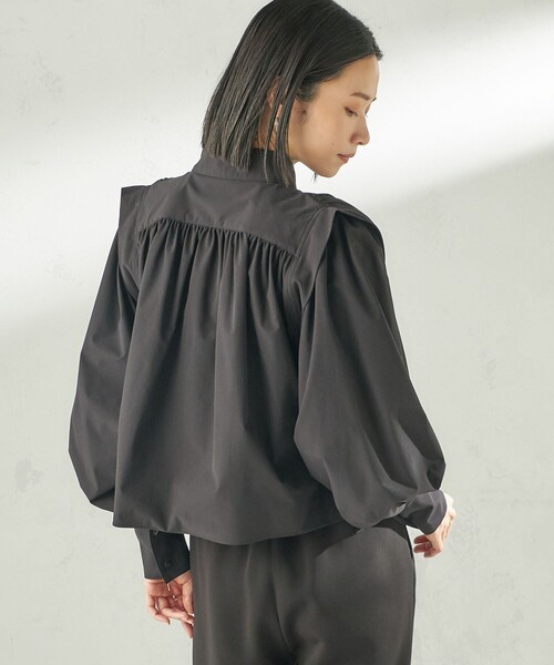 SHIPS（シップス）の「堀田茜×SHIPS:〈接触冷感/撥水/洗濯機可能〉TEXBRID(R) ギャザー ブラウス（シャツ/ブラウス・レディース・ブラック/ベージュ系/オフホワイト・ONE SIZE）」の21枚目の写真