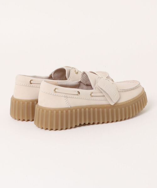 Clarks（クラークス）の「Clarks クラークス TORHILL BOAT レディースシューズ 厚底 モカシン(トーヒルボート) 26186302 クリームヌバック（モカシン/デッキシューズ・レディース・ホワイト・24.0cm/23.0cm/24.5cm/22.5cm）」の2枚目の写真