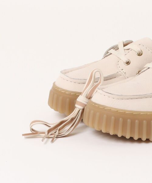 Clarks（クラークス）の「Clarks クラークス TORHILL BOAT レディースシューズ 厚底 モカシン(トーヒルボート) 26186302 クリームヌバック（モカシン/デッキシューズ・レディース・ホワイト・24.0cm/23.0cm/24.5cm/22.5cm）」の4枚目の写真