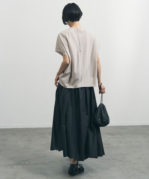 UNFILO（アンフィーロ）の「【一部店舗限定カラー】BEAUTY FORM-T コクーンTシャツ（Tシャツ/カットソー・レディース・ベージュ系/ブラック系1/ブラック系/グレー系/ネイビー系/ホワイト系/レッド系・X-LARGE）」の11枚目の写真