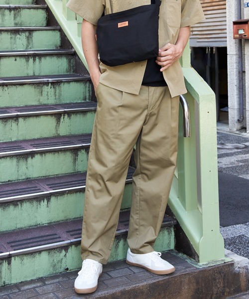 UNIVERSAL OVERALL（ユニバーサルオーバーオール）の「UNIVERSAL OVERALL ユニバーサルオーバーオール dailyタックテーパードパンツ（その他パンツ・メンズ・ブラック/ベージュ/チャコール・M/L/XL）」の3枚目の写真