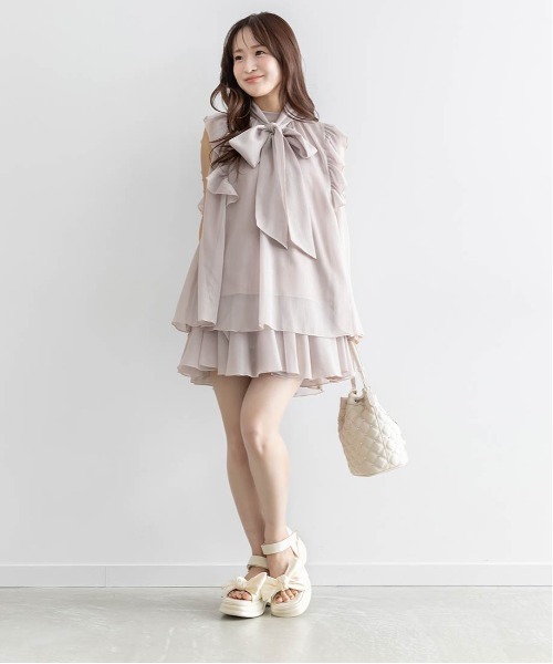 RANDA(ランダ)の「フリルデザインシアーブラウスセットアップ(ワンピース・レディース・グレー/ブルー/ピンク・1/0)」の4枚目の写真