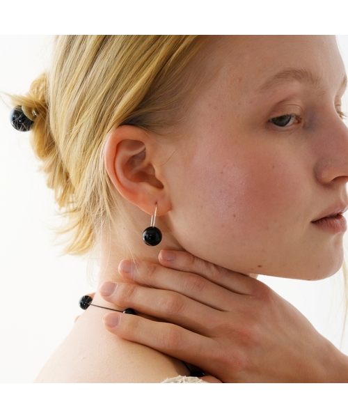 LOVE ME MONSTER(ラブミーモンスター)の「Natural Gem Hook Earrings_2COL (L261MER040)(ピアス(両耳用)・レディース・ブラック/ホワイト・FREE)」の1枚目の写真
