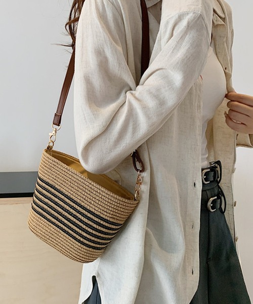 DAY CLOSET(デイ クローゼット)の「【マチ有/ベルト取り外し可】草編み バスケット ミニ ショルダー バッグ レディース(ショルダーバッグ・レディース・ブラック系その他/ベージュ系その他/キャメル・ONE SIZE)」の2枚目の写真