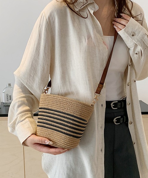 DAY CLOSET(デイ クローゼット)の「【マチ有/ベルト取り外し可】草編み バスケット ミニ ショルダー バッグ レディース(ショルダーバッグ・レディース・ブラック系その他/ベージュ系その他/キャメル・ONE SIZE)」の4枚目の写真