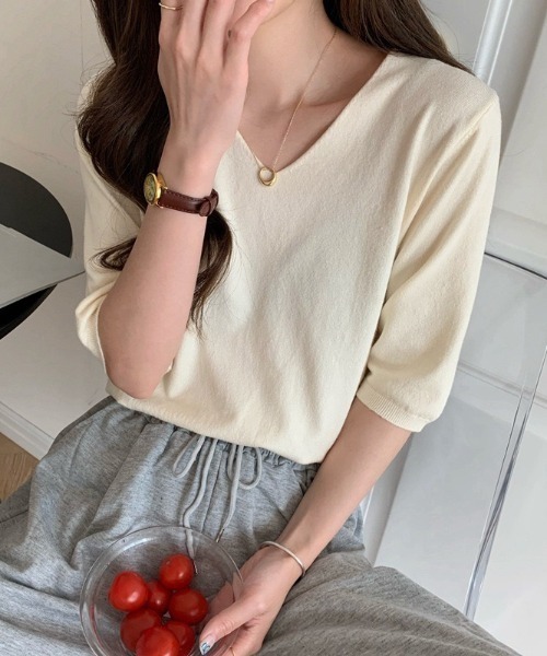 HAILY(ヘイリー)の「5分袖Vネックシンプルニット(ニット/セーター・レディース・ベージュ/パープル/ホワイト/レッド/ブラック/アイボリー・FREE)」の11枚目の写真