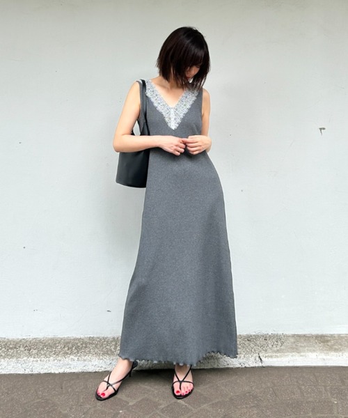 Henon.(ヘノン)の「レースVネックカットワンピース(ワンピース・レディース・ブラック/チャコールグレー/イエロー・F)」の2枚目の写真