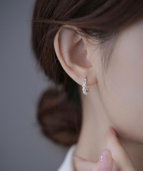 LA VORAGINE(ラ ヴォラジネ)の「小花デイジー 大人可愛いスタイル レディースピアス 上質(ピアス(両耳用)・レディース・Silver・FREE)」の3枚目の写真