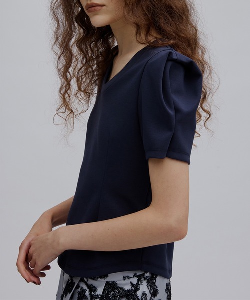 Ameri（アメリ）の「DEFORMATION SHOULDER CUT TOP（Tシャツ/カットソー・レディース・アイボリー/ライトブルー/ネイビー・FREE）」の22枚目の写真