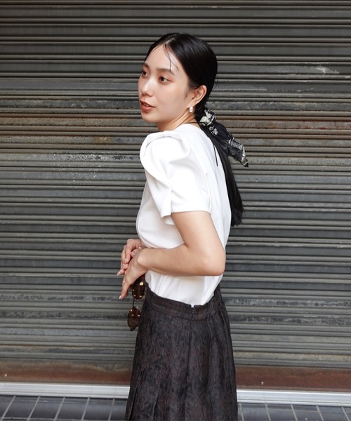 Ameri（アメリ）の「DEFORMATION SHOULDER CUT TOP（Tシャツ/カットソー・レディース・アイボリー/ライトブルー/ネイビー・FREE）」の4枚目の写真
