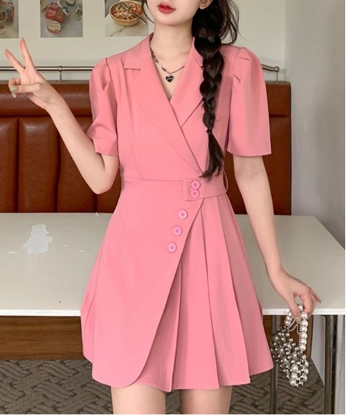&soiree(アンドソワレ)の「アシンメトリーボタンプリーツテーラードミニワンピース(ワンピース・レディース・ブラック/ピンク・MEDIUM/LARGE/X-LARGE)」の6枚目の写真