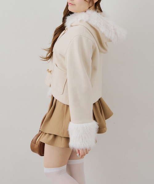 continuer de NICE CLAUP(コンティニューデナイスクラップ)の「ファー付ショートダッフルコート(ダッフルコート・レディース・その他1/アイボリー/ベージュ/ブラック・FREE)」の16枚目の写真