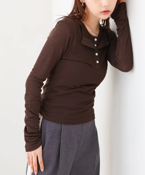 Bab(バブ)の「ボタンタンクセット ヘンリーネックトップス(Tシャツ/カットソー・レディース・ネイビー/ブラック/ブラウン/杢グレー・MEDIUM)」の4枚目の写真