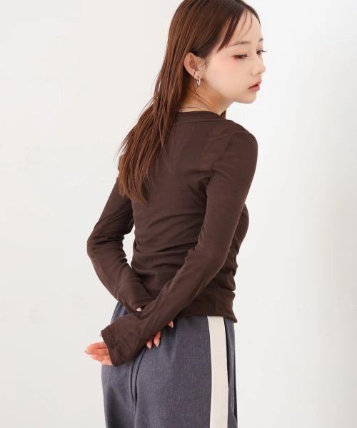 Bab(バブ)の「ボタンタンクセット ヘンリーネックトップス(Tシャツ/カットソー・レディース・ネイビー/ブラック/ブラウン/杢グレー・MEDIUM)」の16枚目の写真