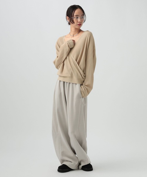 BAYFLOW(ベイフロー)の「ドレープカシュクールフーディー(ニット/セーター・レディース・オフホワイト/ブラック/グレイッシュベージュ・FREE)」の4枚目の写真