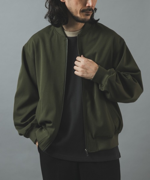 ITEMS URBANRESEARCH(アイテムズ アーバンリサーチ)の「TRストレッチ MA-1 ブルゾン(ブルゾン・メンズ・ブラック/オリーブ/チャコールグレー・MEDIUM/LARGE)」の3枚目の写真