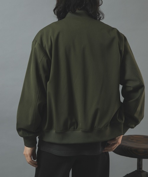 ITEMS URBANRESEARCH(アイテムズ アーバンリサーチ)の「TRストレッチ MA-1 ブルゾン(ブルゾン・メンズ・ブラック/オリーブ/チャコールグレー・MEDIUM/LARGE)」の4枚目の写真