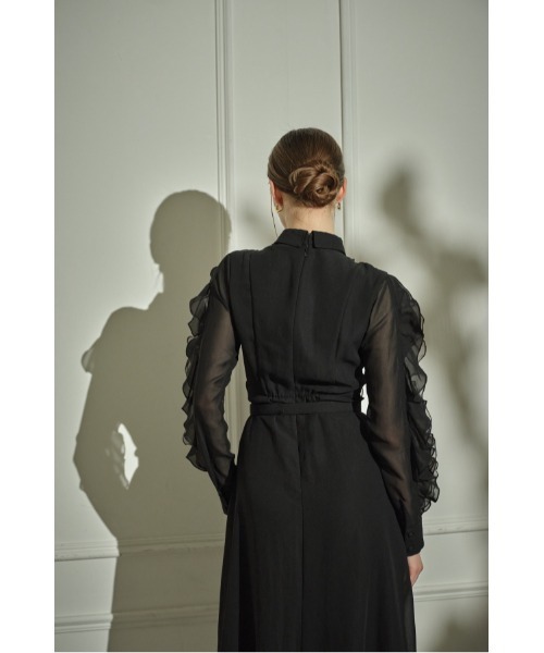ERADIE(エラディエ)の「Sheer Cascade Shirt One-piece シアーラッフルシャツワンピース(ワンピース・レディース・ブラック/アイボリー・FREE)」の4枚目の写真