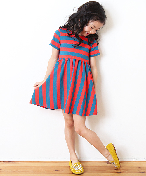 devirock（デビロック）の「ウエスト切替先染めボーダー半袖ワンピース（ワンピース・キッズ・ブラック/トリコロール/チャコール/レッド/ネイビー/レッド系その他・120cm/160cm/100cm/140cm/150cm/110cm/130cm）」の5枚目の写真