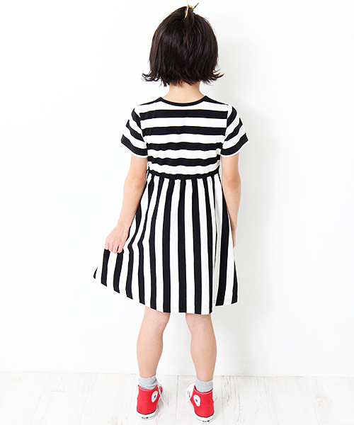 devirock（デビロック）の「ウエスト切替先染めボーダー半袖ワンピース（ワンピース・キッズ・ブラック/トリコロール/チャコール/レッド/ネイビー/レッド系その他・120cm/160cm/100cm/140cm/150cm/110cm/130cm）」の8枚目の写真