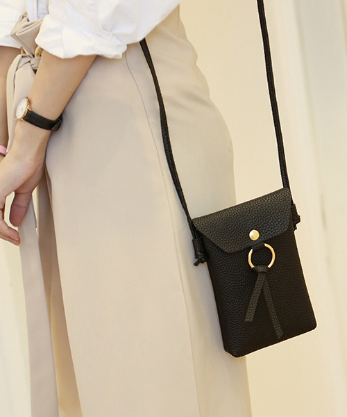 Fun & Daily（ファンアンドデイリー）の「F&D : リングレザー・イージーショルダー（ショルダーバッグ・レディース・ブラック/グレー・FREE）」の2枚目の写真