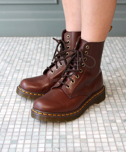 Ray BEAMS（レイビームス）の「Dr.Martens / PASCAL 8eye（ブーツ・レディース・ブラック/ブラウン・37/38/39）」の2枚目の写真