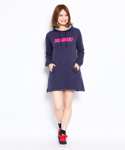 X-girl（エックスガール）の「SLANTED LOGO HOODIE DRESS（ワンピース・レディース・ブラック/アッシュグレー/ピンク/グリーン/ネイビー・1/2）」の5枚目の写真