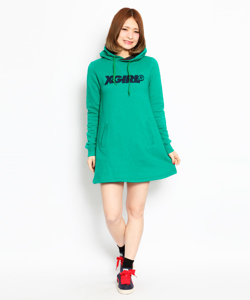 X-girl（エックスガール）の「SLANTED LOGO HOODIE DRESS（ワンピース・レディース・ブラック/アッシュグレー/ピンク/グリーン/ネイビー・1/2）」の4枚目の写真