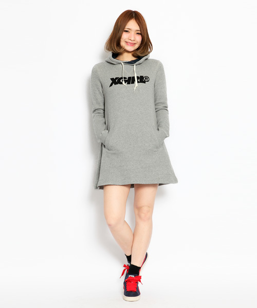 X-girl（エックスガール）の「SLANTED LOGO HOODIE DRESS（ワンピース・レディース・ブラック/アッシュグレー/ピンク/グリーン/ネイビー・1/2）」の3枚目の写真